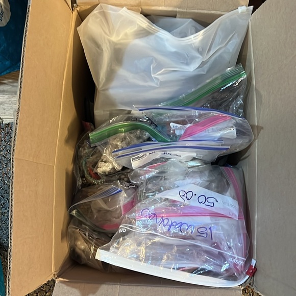 2  lb  MIXED LOT UNSEARCHED JEWELRY - Picture 4 of 5